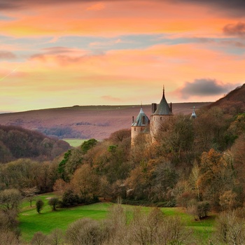 Wales, Tongwynlais - det røde slot Castell Coch i solnedgang