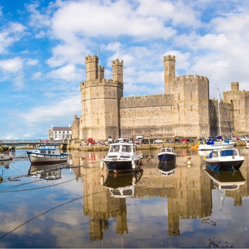 Caernarfon Castle i Wales set fra vandet