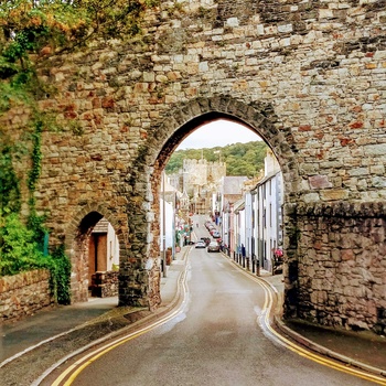 Gade i Conwy der går gennem bymuren - Wales