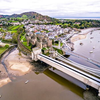 Luftfoto af havnebyen Conwy i Wales