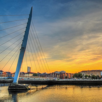 Millenium Bridge i Swansea ved solnedgang, Wales