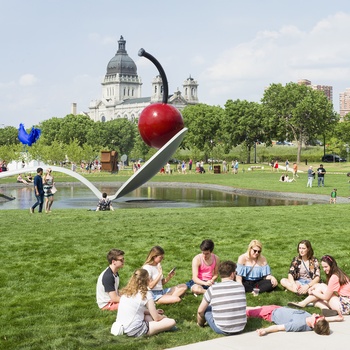 Sculpture Garden i Minneapolis - Credit: Courtesy of Walker Art Center, Claes Oldenburg and Coosje van Bruggen, Spoonbridge and Cherry (1988).