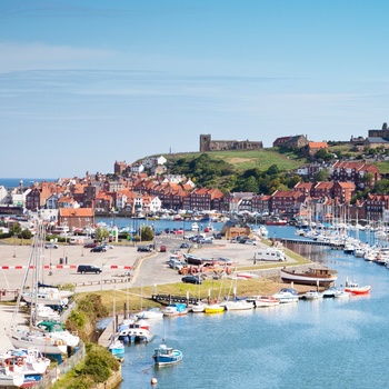 Whitby havn med ruinerne af Whitby Abbey i baggrunden