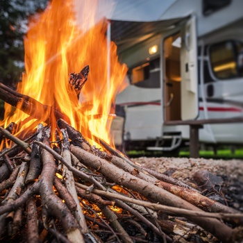 Autocamper i Europa - lejrbål på campingpladsen