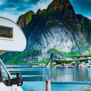 Lej en autocamper i Norge og oplev Lofoten. Overalt er der udsigt til vand og fjelde