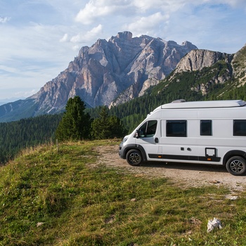 Tag på roadtrip i Slovenien i en autocamper