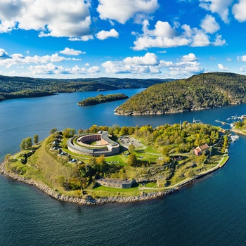 Drøbak - Oscarsborg fæstning ligger midt i Oslofjorden ud for Drøbak