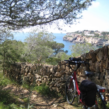 Cykeltur med udsigt til en bugt på Mallorrca, Spanien