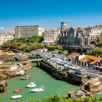 Udsigt til havnen og katedralen i Biarritz, Frankrig
