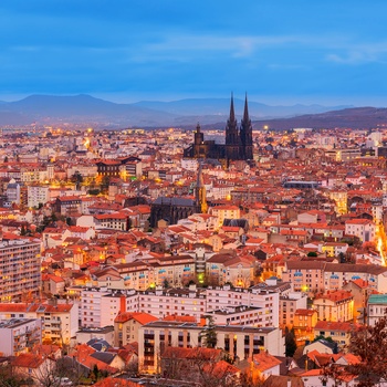 Clermont-Ferrand i Auvergne - flot udsigt over byen og katedralen