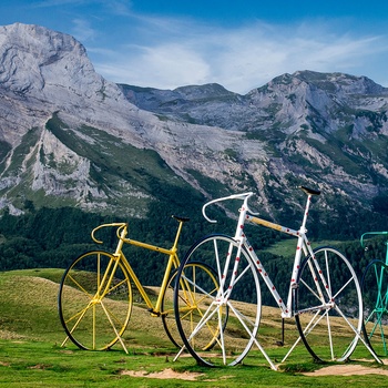 Cykelmonument på toppen af Col d'Aubisque i de franske Pyrenæer