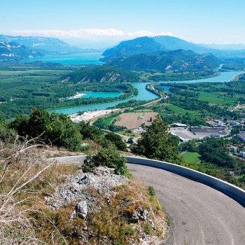 Grand Colombier bjerget i Frankrig - vejen og udsigt mod syd