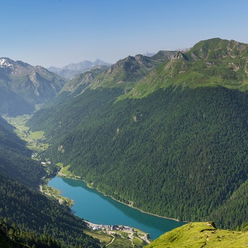 Laruns og de omkringliggende bjerge i de franske Pyrenæer - Midi d'Ossau