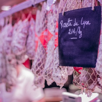 Rosette de lyon, en specialitet i det populære madmarked Paul Bocuse les Halles i Lyon, Frankrig