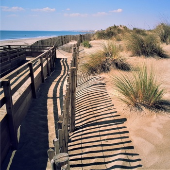 Sandstrand i byen Le Grande-Motte nær Montpellier, Frankrig