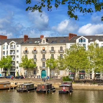 Hyggeligt miljø ved Erdrefloden i Nantes, Frankrig 
