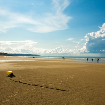 Smukt oplyst strand i badebyen Deauville, Normandiet Frankrig