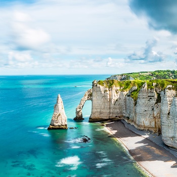 Den smukke kyststrækning ved Étretat i Normandiet, Frankrig