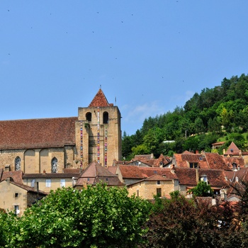 Kirke i den hyggelige by Saint-Cyprien, Frankrig