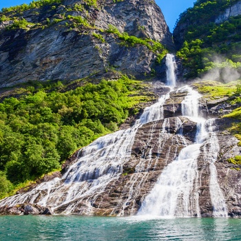 Geirangerfjorden i Norge - vandfaldet "Friaren"
