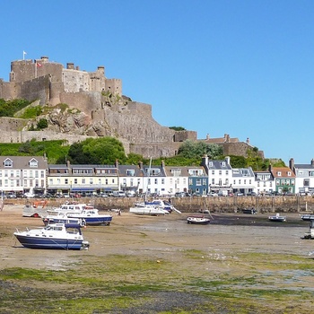 Gorey Castle med havnen ved ebbetid - Jersey