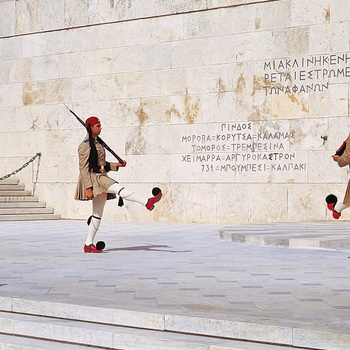 Vagtskifte i Athen ved den ukendte soldats grav