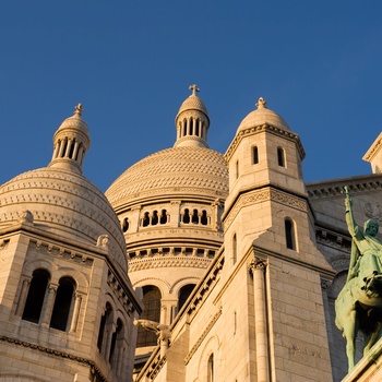 Den berømte glaspyramiden foran Louvre