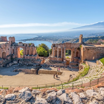 Udsigt til Etna fra det græske teater i Taormina, som er oplagt at besøge på rejse til Sicilien