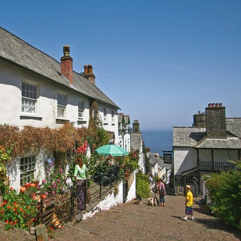 Den stejle hovedgade i Clovelly i Devon, England