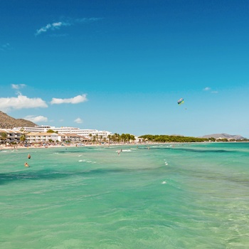 Strand i Alcudia bugten på Mallorca