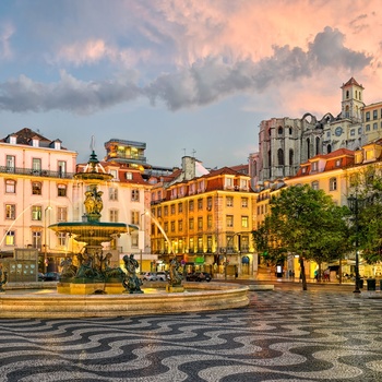 Rossio plads i Lissabon i aftenlys
