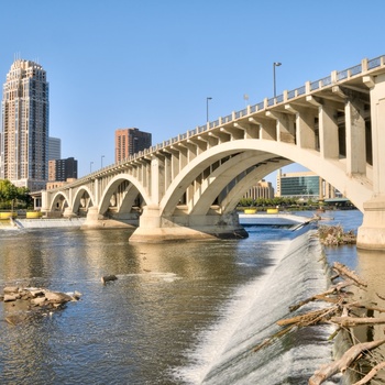 Floden Mississippi og broen The Third Avenue Bridge i Minneapolis