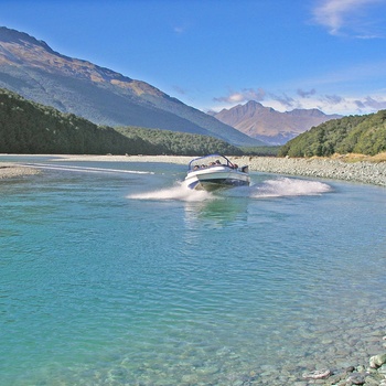 Jetboat på flod nær Queenstown, New Zealand