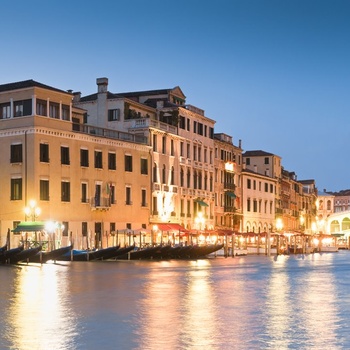 Rialtobroen og Venedig om aftenen