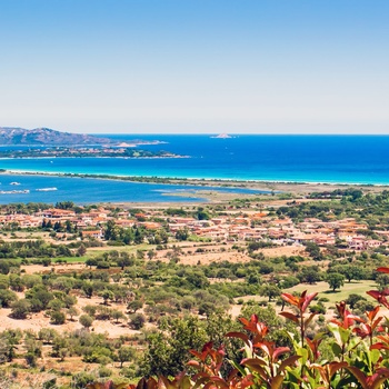 Sardinien - udsigt til feriebyen San Teodoro ved kysten