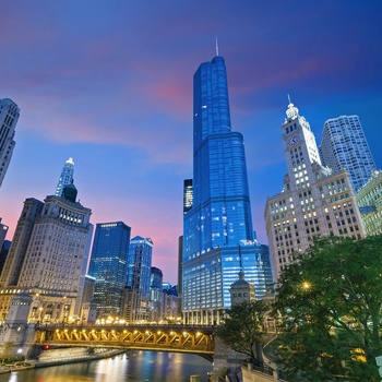 Udsigt til Willis Tover i Chicago´s centrum om aftenen 