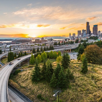 Highway til Seattle med skyline i baggrunden