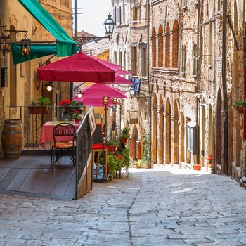 Cafe i smal i gade i Volterra - Toscana