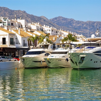 Lystyachts i havnen Puerto Banus i Marbella, Costa del Sol