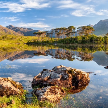 Rejs til Irland og oplev Derryclare Lough i Connemaras frodige natur