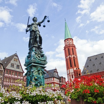 Statue på Römerberg pladsen i Frankfurt