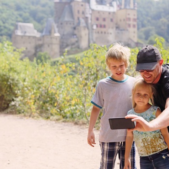 Familie på vandretur i Rhinen-Mosel_Franken