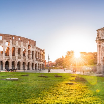 Colosseum og triumfbuen Constantine i Rom