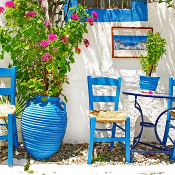Hvidkalkede mure og blå stole er et klassisk syn på en rejse til Grækenland