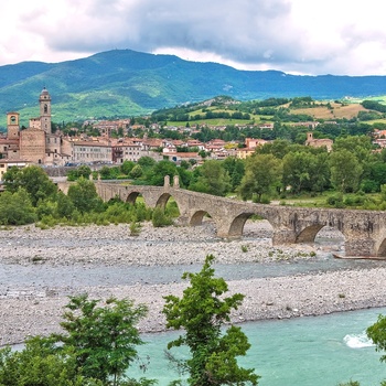 Hunchback broen kendt som Devils Bridge, Bibbio i Emilia Romagna, Italien