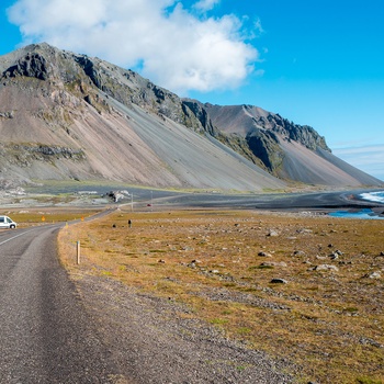Autocamper i Island - ringvejen ligger helt ud til det barske Atlanterhav og de golde vulkanfjelde