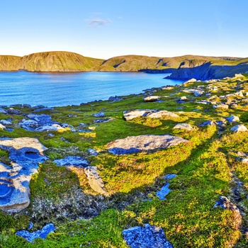 Knivskjellodden ved Nordkap - flot sommerdag med udsigt til Nordkapplateauet