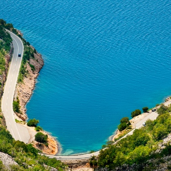 Smuk vejstrækning langs den kroatiske kyst i Dalmatien, Kroatien