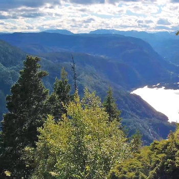 Lårdalstigen ved Dalen i Norge - flot udsigt til Telemarkskanalen. Foto: Visit Dalen