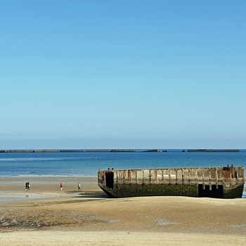 betonklods fra Mulburry havnen i byen Arromanches-les-baines i Normandiet